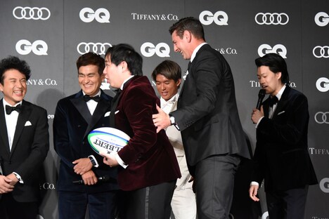 霜降り明星せいやがトンプソン・ルーク選手に持ち上げられるワンシーン。