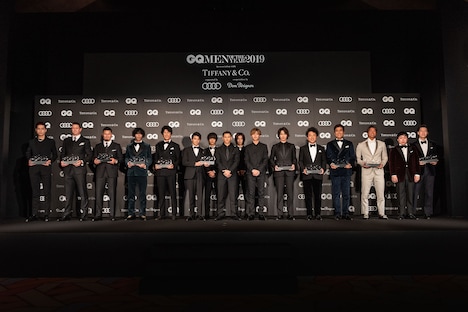 「GQ MEN OF THE YEAR 2019 授賞式・記者会見」の様子。右端が霜降り明星。