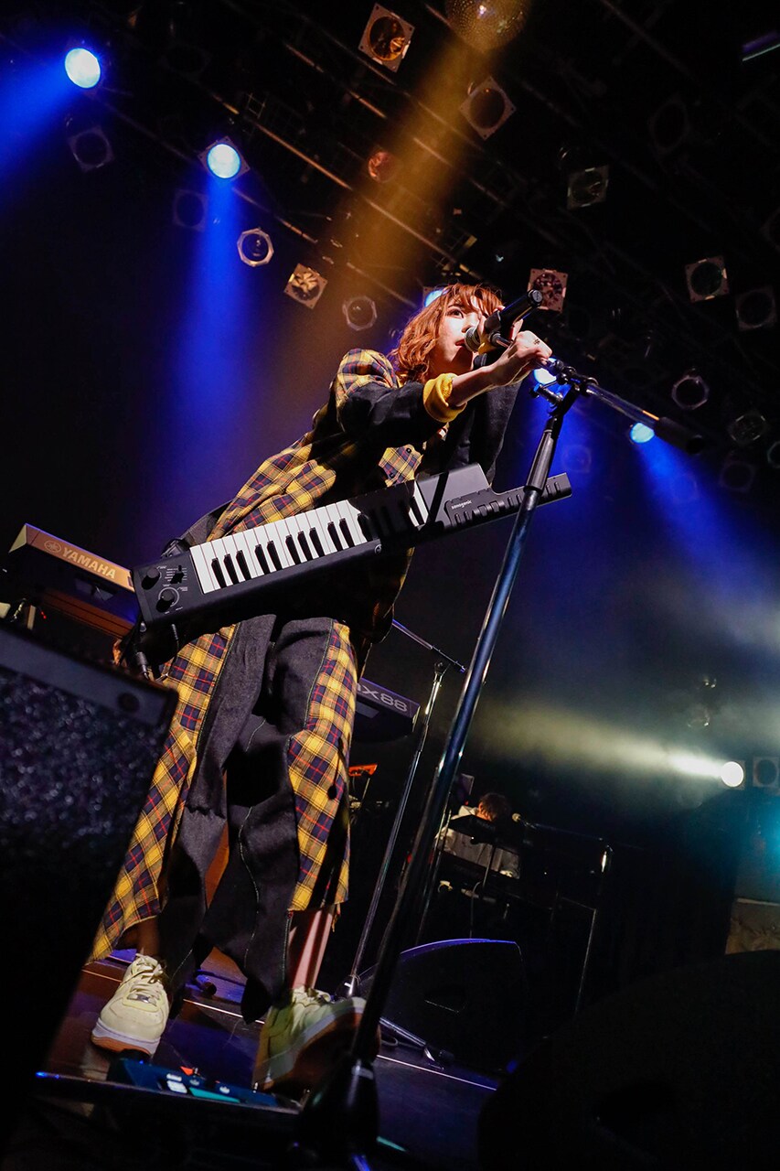 ましのみ大学卒業して以降初のワンマン開催、新型ショルキー携えステージを駆け回る