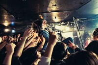 ダイブする小池貞利。（撮影：小杉歩）