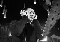 ドラマ「冠婚葬祭部長」主題歌の「泣けるわけがないだろう」をレコーディングする萩原健一。