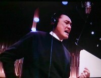 ドラマ「冠婚葬祭部長」主題歌の「泣けるわけがないだろう」をレコーディングする萩原健一。