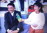 ドラマ「冠婚葬祭部長」で妻役を演じた浅田美代子のインタビューを受ける萩原健一。
