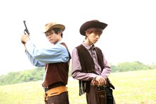 カウボーイに扮したカイとリョウガ。