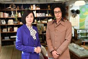 左から檀れい扮する桃瀬多恵子、オダギリジョー扮する霧山修一朗。