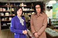 左から檀れい扮する桃瀬多恵子、オダギリジョー扮する霧山修一朗。