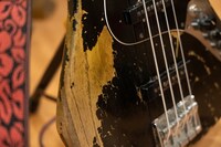 ベース全体に“お母さんが捨てちゃうくらいボロボロ”のレリック加工が施されている。