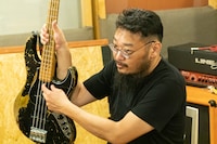 トラスロッドのレンチ穴を示す原昌和。