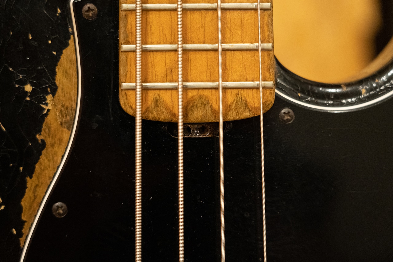 ESP Amazeのトラスロッド調整穴。