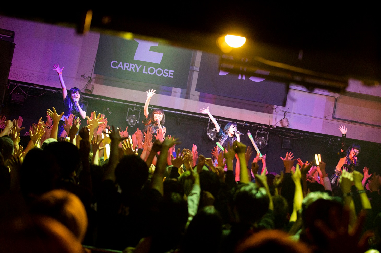 BiSのライブの様子。（Photo by sotobayashi kenta）