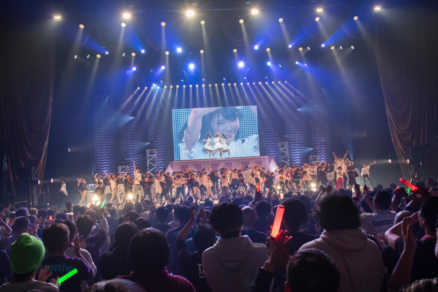 「78WD」を披露するTask have Funとダンサー。（写真提供：Velvet management）