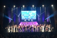 「78WD」を披露するTask have Funとダンサー。（写真提供：Velvet management）