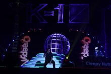 「K-1 WORLD GP 2019 JAPAN ～よこはまつり～」でライブを披露するCreepy Nuts。（写真提供：K-1PR事務局）