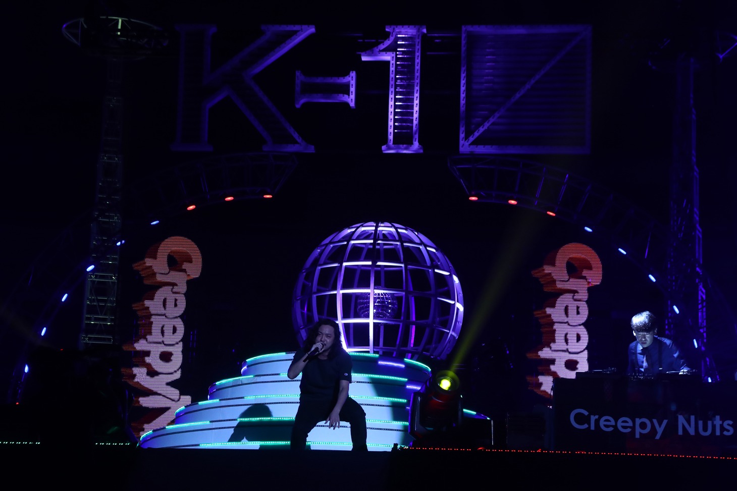 「K-1 WORLD GP 2019 JAPAN ～よこはまつり～」でライブを披露するCreepy Nuts。（写真提供：K-1PR事務局）