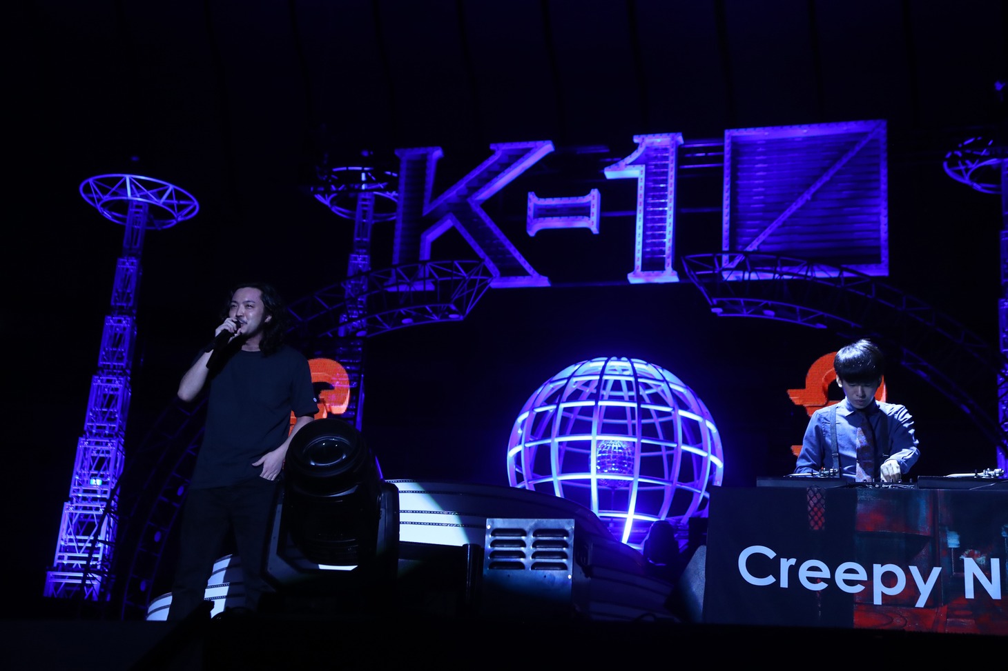 「K-1 WORLD GP 2019 JAPAN ～よこはまつり～」でライブを披露するCreepy Nuts。（写真提供：K-1PR事務局）