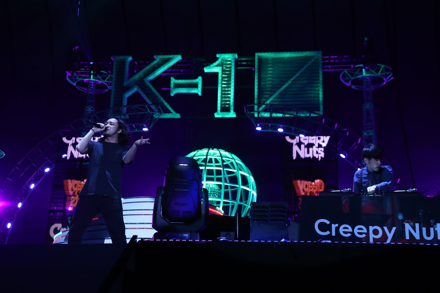 「K-1 WORLD GP 2019 JAPAN ～よこはまつり～」でライブを披露するCreepy Nuts。（写真提供：K-1PR事務局）