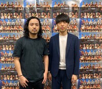 「K-1 WORLD GP 2019 JAPAN ～よこはまつり～」ポスターの前で記念撮影するCreepy Nuts。（写真提供：K-1PR事務局）