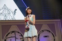 消化器を使ってノリツッコミをする熊澤風花。（写真提供：Velvet management）