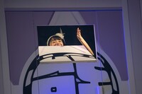 ステージ上のセット中で着替える熊澤風花。（写真提供：Velvet management）