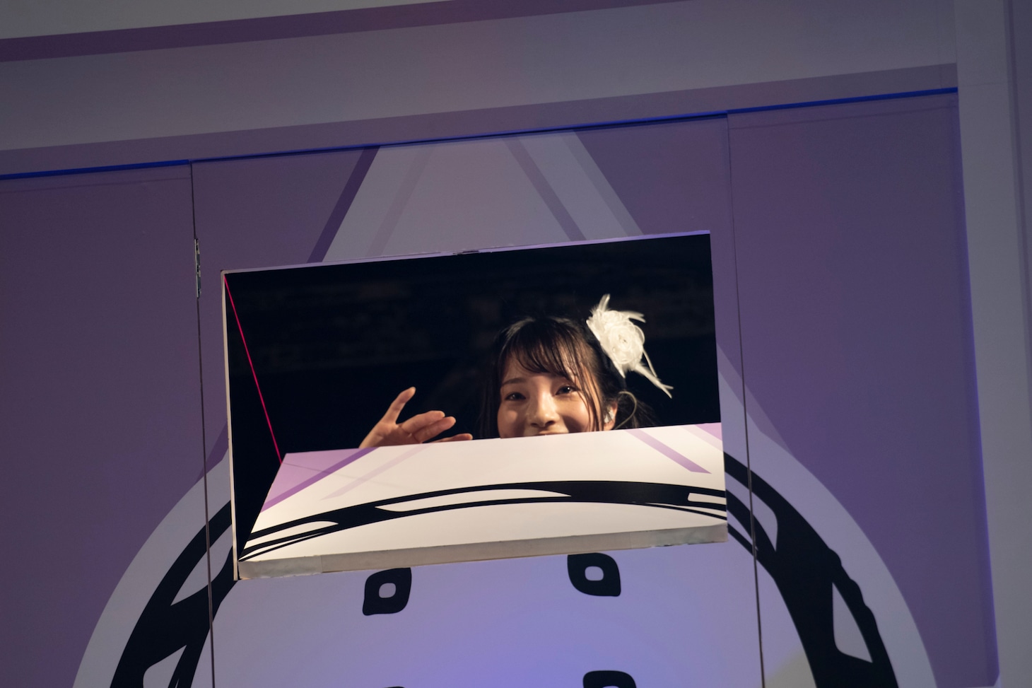 ステージ上のセット中で着替える里仲菜月。（写真提供：Velvet management）