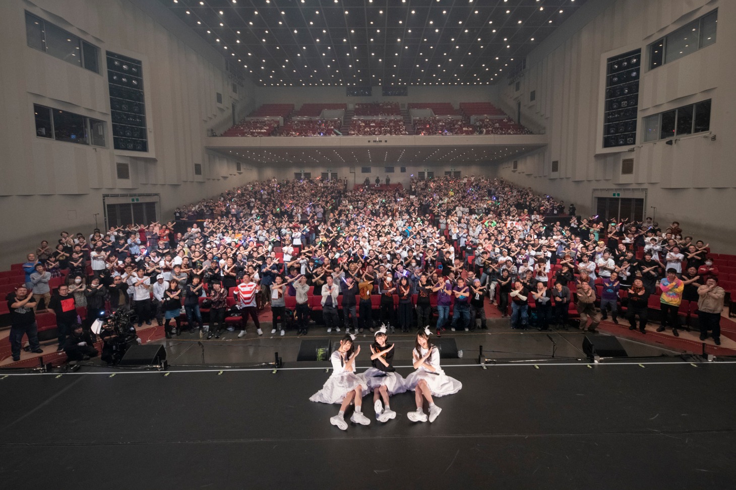 観客と記念写真を撮影するTask have Fun。（写真提供：Velvet management）