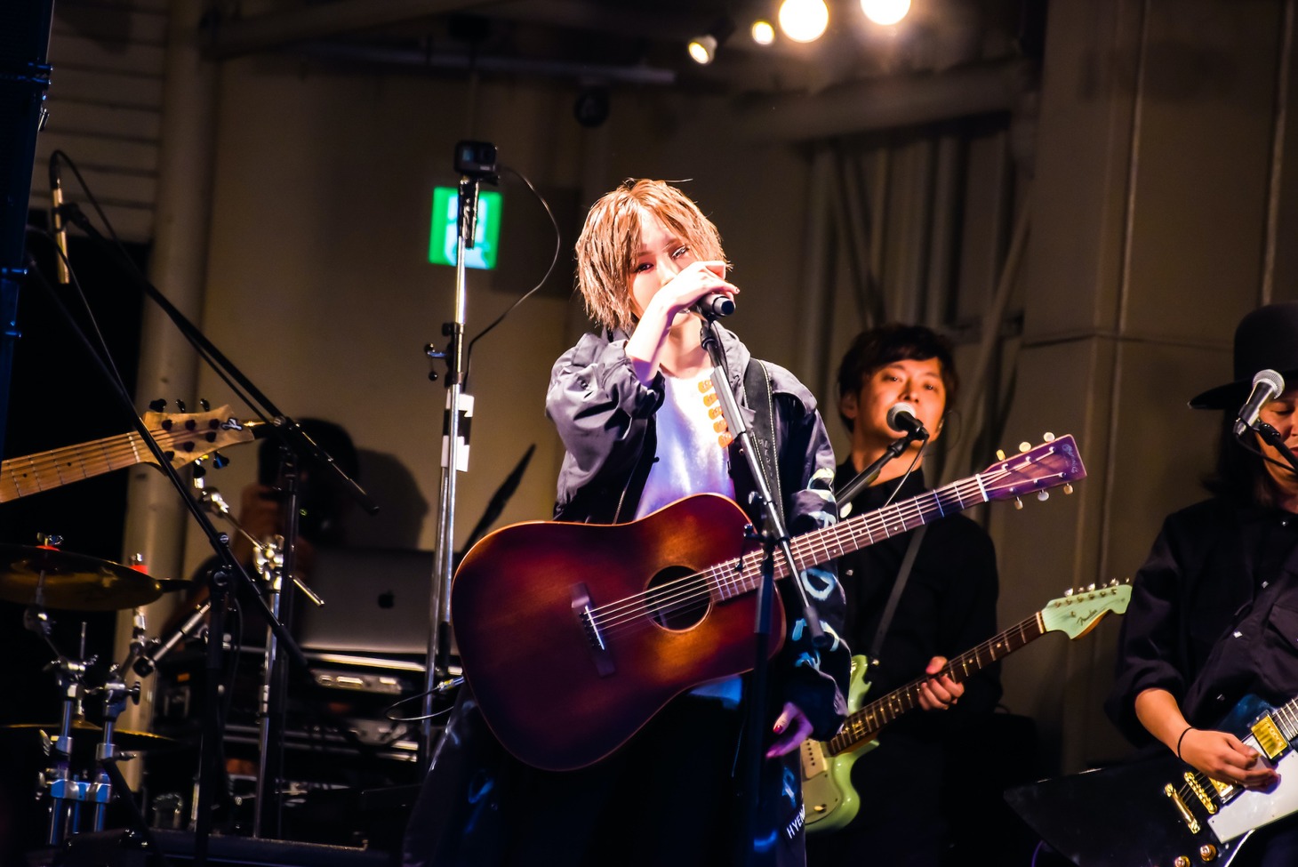 山本彩「追憶の光」発売記念フリーライブの様子。（写真提供：UNIVERAL SIGMA）