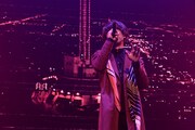 人気画像5位は「センラ、『嘘』がコンセプトの楽曲で観客魅了したソロツアーZepp Tokyo公演」より、センラ。（撮影：小松陽祐［ODD JOB LTD.］）