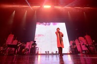 人気画像10位は「センラ、『嘘』がコンセプトの楽曲で観客魅了したソロツアーZepp Tokyo公演」より、センラ「SENRA LIVE TOUR 2019 -Luge-」東京・Zepp Tokyo公演の様子。（撮影：小松陽祐［ODD JOB LTD.］）