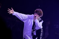 人気画像2位は「センラ、『嘘』がコンセプトの楽曲で観客魅了したソロツアーZepp Tokyo公演」より、センラ。（撮影：小松陽祐［ODD JOB LTD.］）