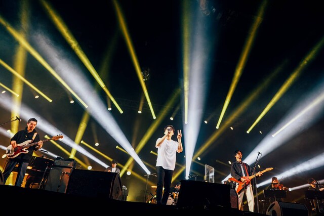 人気画像1位は「星野源、ワールドツアー上海で開幕『Same Thing』初披露」より、「Gen Hoshino POP VIRUS World Tour」中国・上海 National Exhibition & Convention Center Hong Arena公演の様子。（撮影：西槇太一）