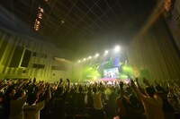 「キミなんだから」を披露するTask have Funとダンサー。（写真提供：Velvet management）