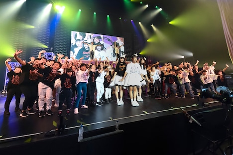 「キミなんだから」を披露するTask have Funとダンサー。（写真提供：Velvet management）