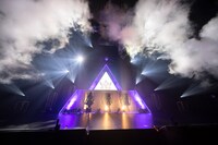 セットの中から登場するTask have Fun。（写真提供：Velvet management）