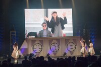 事務所の社長から"Task"を伝えられるTask have Fun。（写真提供：Velvet management）