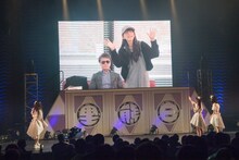 事務所の社長から"Task"を伝えられるTask have Fun。（写真提供：Velvet management）