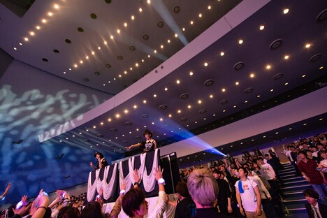 「26時のマスカレイド 3rd Anniversary Tour 怪盗マスカレイド ～今宵、あなたを奪いに行きマス！～」東京・昭和女子大学人見記念講堂公演の様子。（写真提供：プラチナムプロダクション）