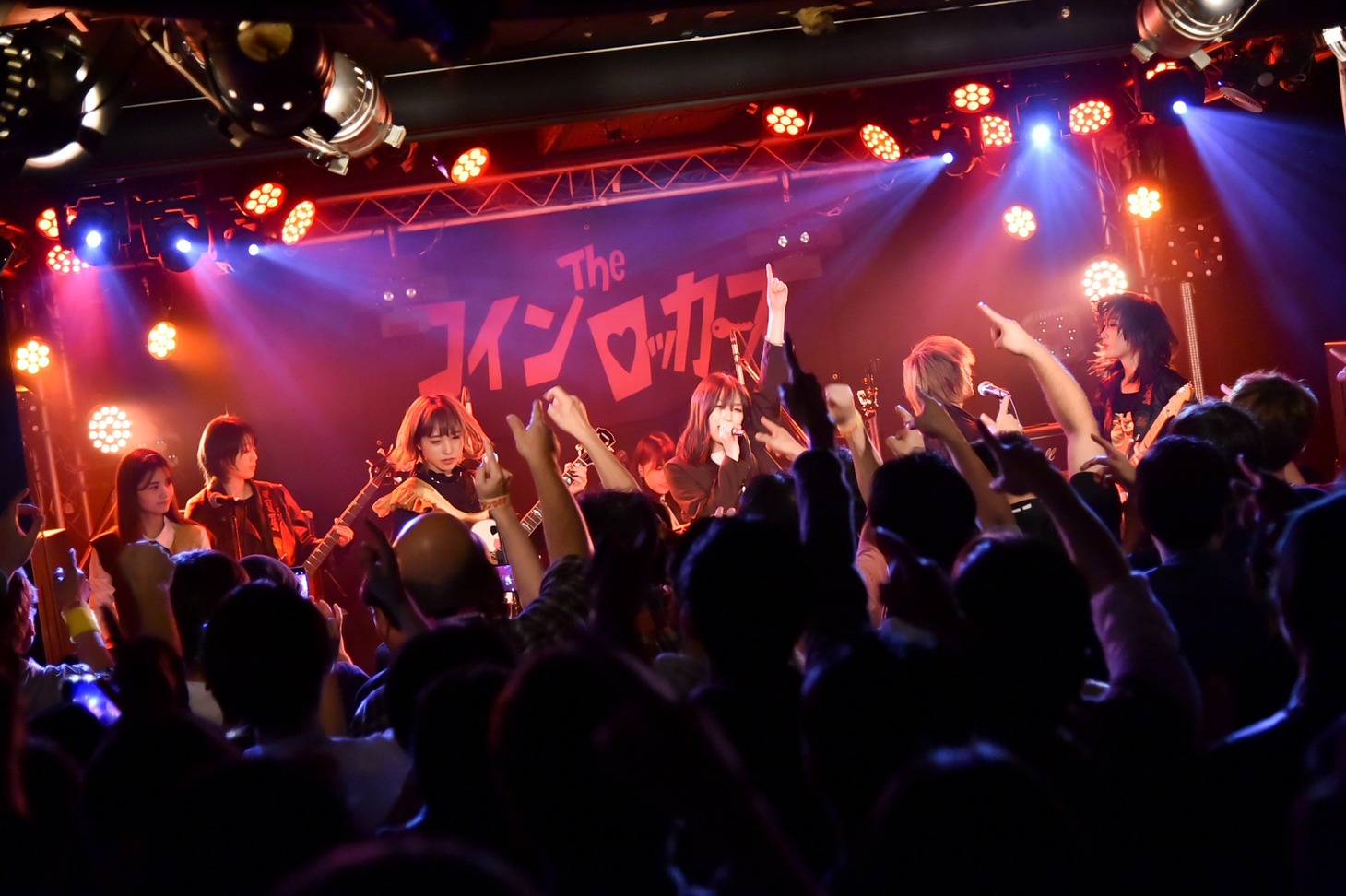 ザ・コインロッカーズ「SHOWCASE LIVE」ファイナル公演の様子。（写真提供：ワーナーミュージック・ジャパン）