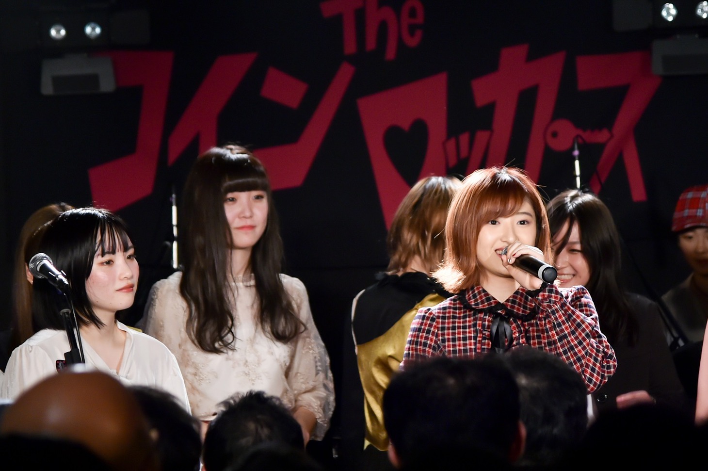 挨拶するキャプテン松本璃奈（右）。（写真提供：ワーナーミュージック・ジャパン）