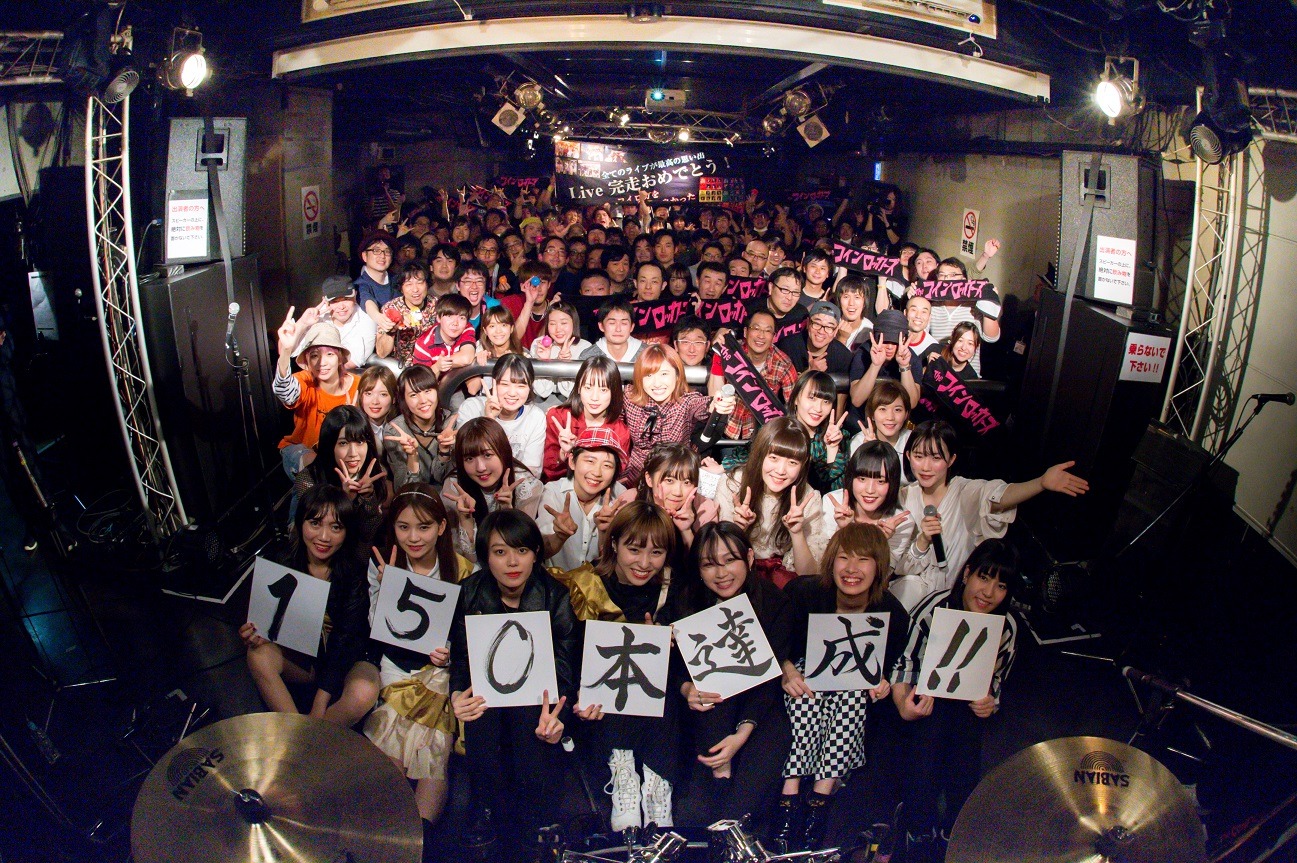 ザ・コインロッカーズ「SHOWCASE LIVE」ファイナル公演で撮影された記念写真。（写真提供：ワーナーミュージック・ジャパン）