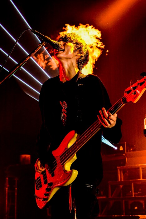 アマダシンスケ（B, Vo）（Photo by RUI HASHIMOTO[SOUND SHOOTER]）