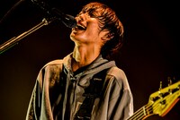 アマダシンスケ（B, Vo）（Photo by RUI HASHIMOTO[SOUND SHOOTER]）