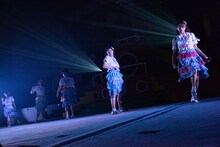 新曲「ジャンプ」を披露するエビ中。