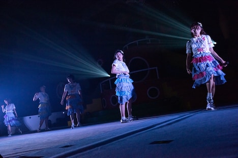 新曲「ジャンプ」を披露するエビ中。