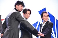 左からLDH ASIA神田勘太朗取締役、EXILE TETSUYA、学校法人角川ドワンゴ学園の夏野剛理事。