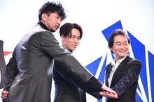 左からLDH ASIA神田勘太朗取締役、EXILE TETSUYA、学校法人角川ドワンゴ学園の夏野剛理事。