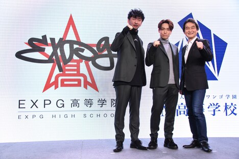 左からLDH ASIA神田勘太朗取締役、EXILE TETSUYA、学校法人角川ドワンゴ学園の夏野剛理事。