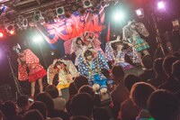 天晴れ！原宿の定期公演の様子。（写真提供：キングレコード）