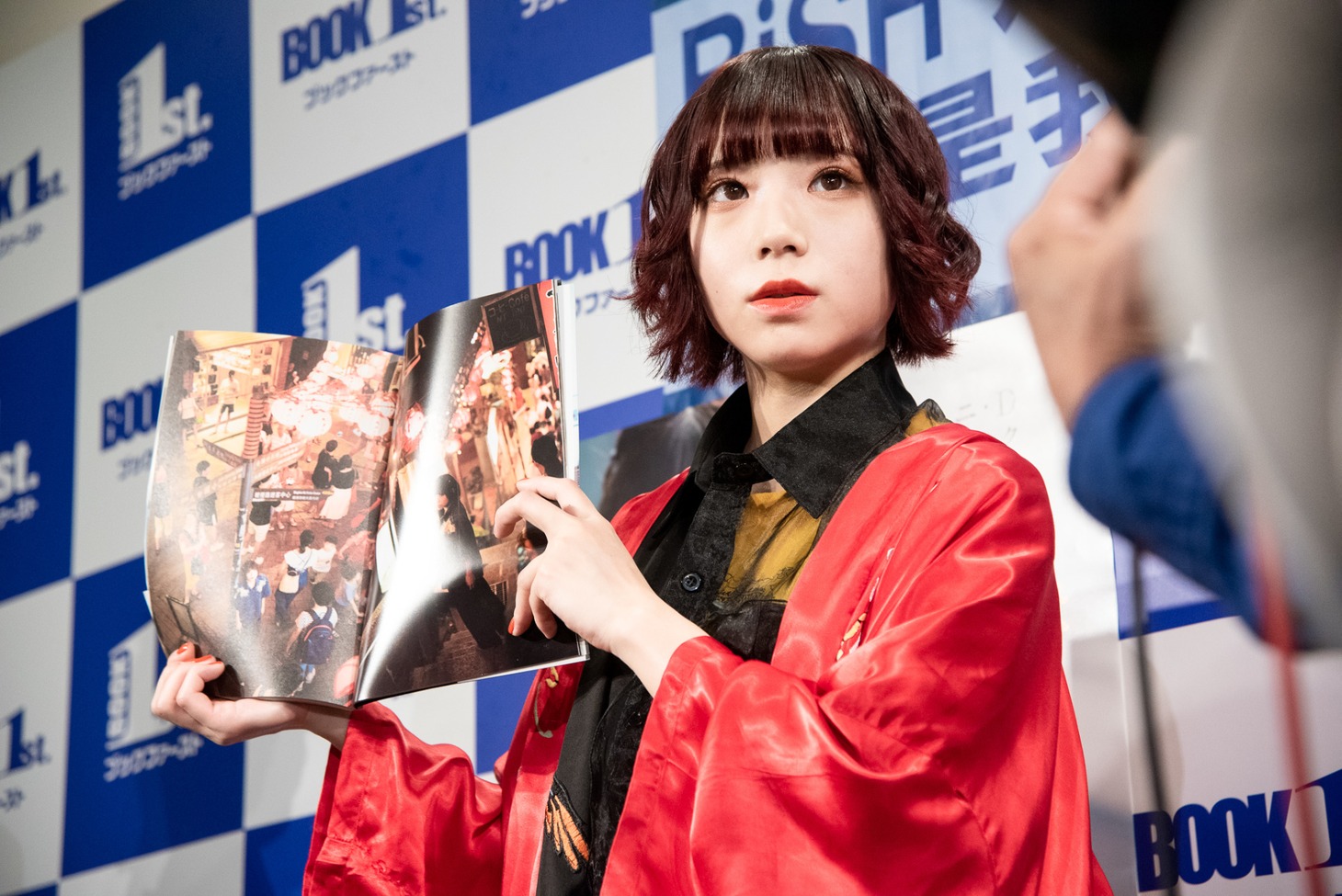 囲み取材に応じるアユニ・D（BiSH）。