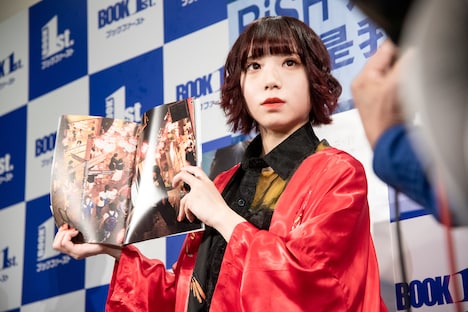 囲み取材に応じるアユニ・D（BiSH）。