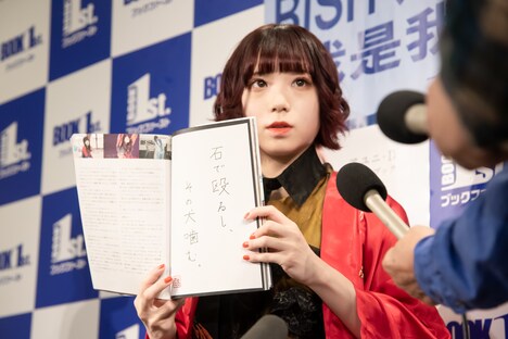 囲み取材に応じるアユニ・D（BiSH）。